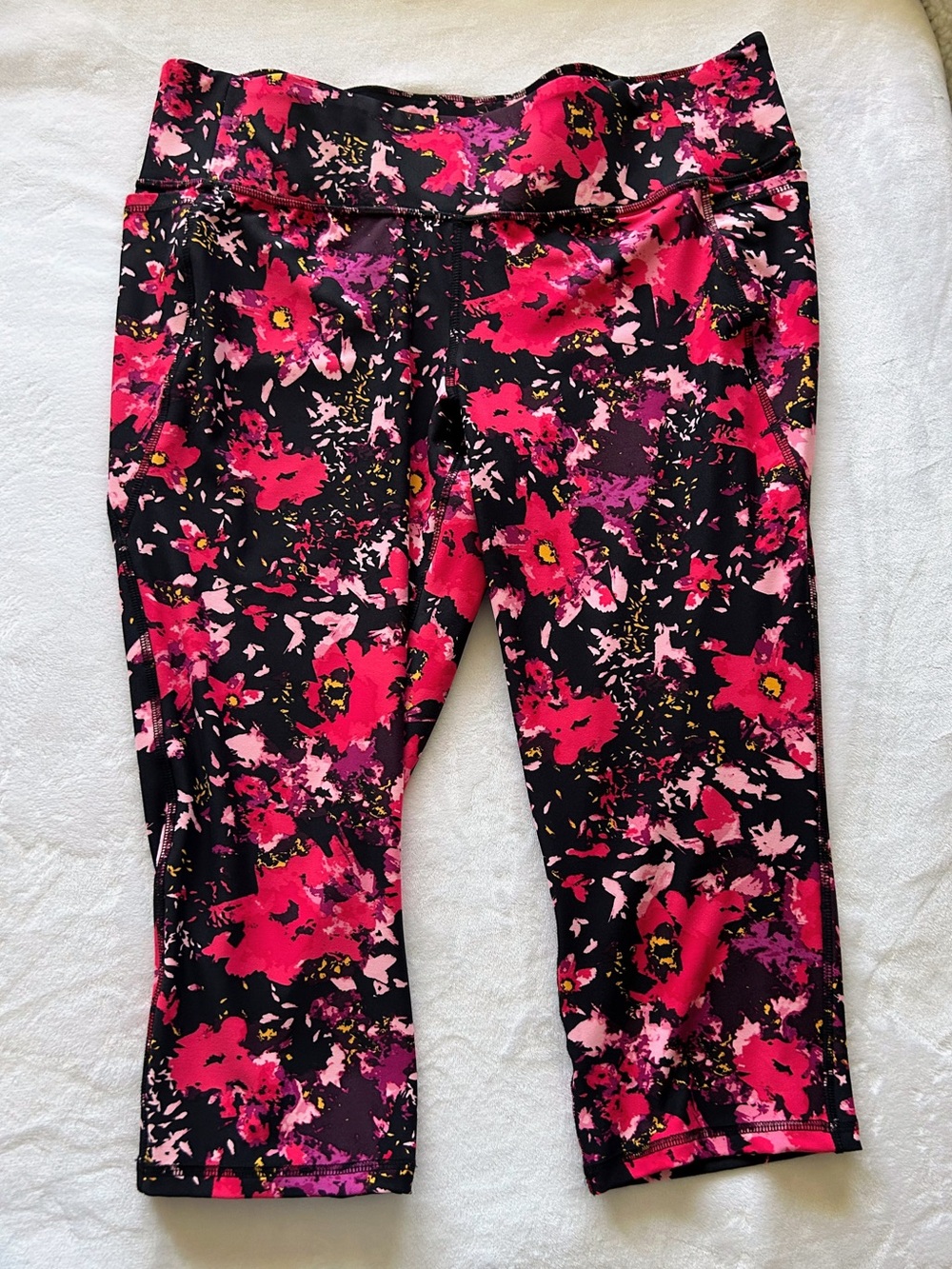 Women’s size 22/24 Floral Capri Leggings - Pink/Black